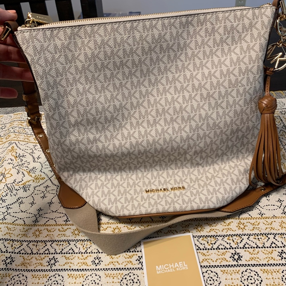 michael kors cream bucket style cross body